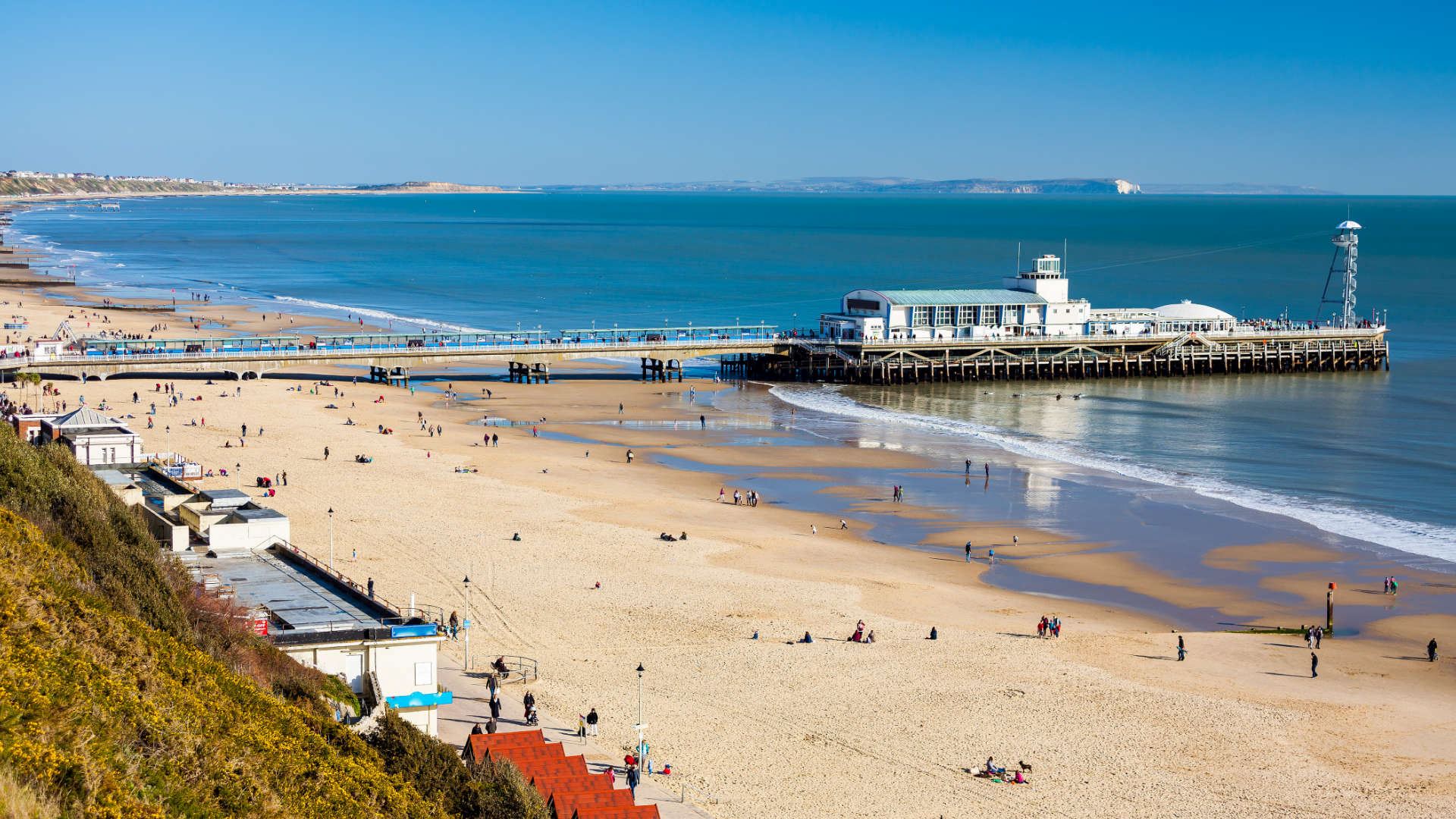 alt=Bournemouth Pier and Beach in Dorset